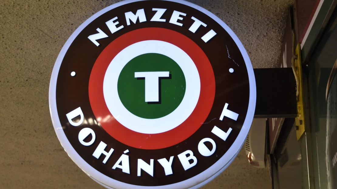 Egy balatoni városban betiltották a kocsmai hangulatot a dohányboltoknál