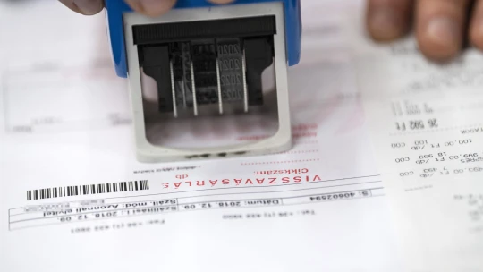 Brutális áfacsalás miatt emelt vádat a komáromi főügyészség