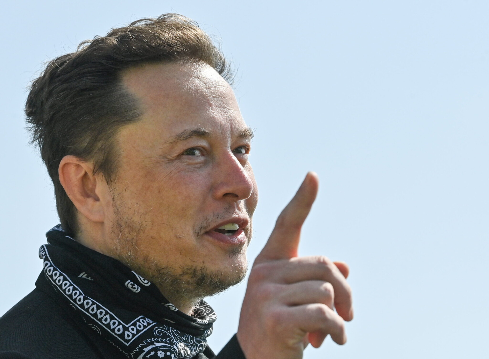Most épp nem Elon Musk a világ leggazdagabb embere, nagyot verseng a francia luxusmogullal