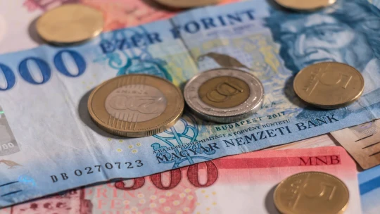 Erőre kapott a forint, de vajon lesz idén még 400 alatt az euró?