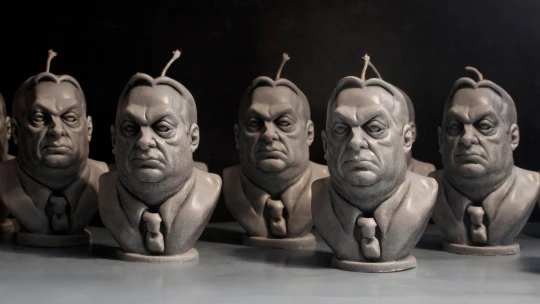 Mészáros Lőrinc-persely, orbános színező, szájeres szívószál – elborult karácsonyi ajándékok a legőrültebb barátaidnak