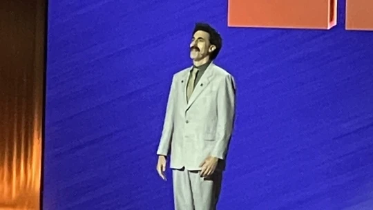 Borat váratlanul felbukkant egy rangos díjátadón, hogy élőben ekézze Donald Trumpot és Kanye Westet