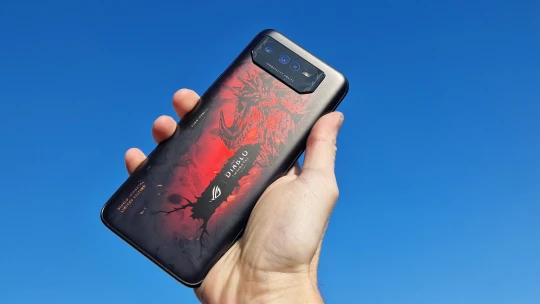 Szürreális luxus nagy gyerekeknek – ilyen a világ legerősebb telefonjának limitált kiadása