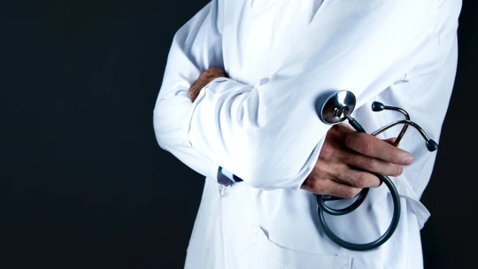 Tömegesen mondanának fel az orvosok – mi változik az új egészségügyi törvénycsomaggal?