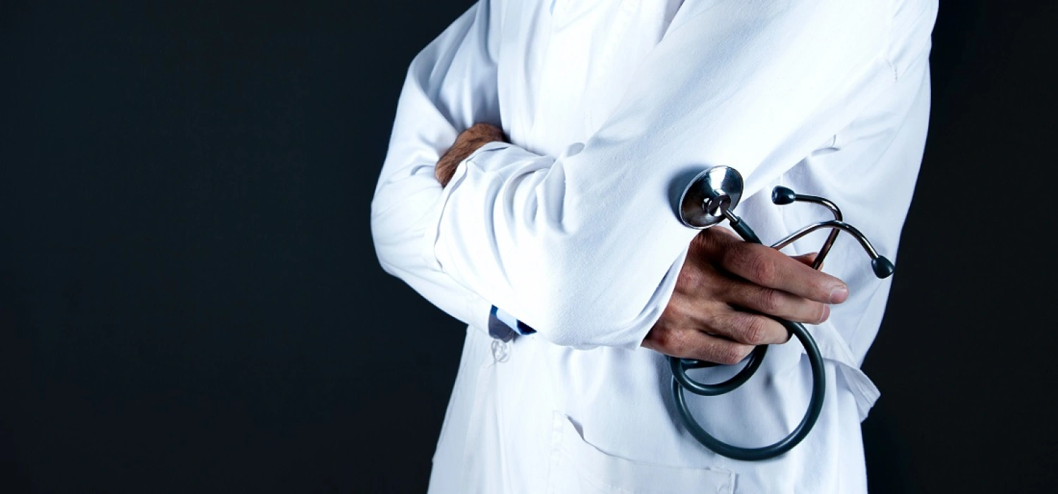 Tömegesen mondanának fel az orvosok – mi változik az új egészségügyi törvénycsomaggal?
