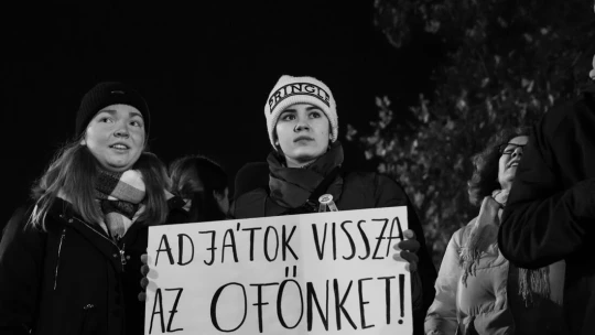 Így tüntetnek ma a kirúgott pedagógusok mellett