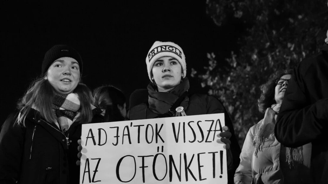 Így tüntetnek ma a kirúgott pedagógusok mellett