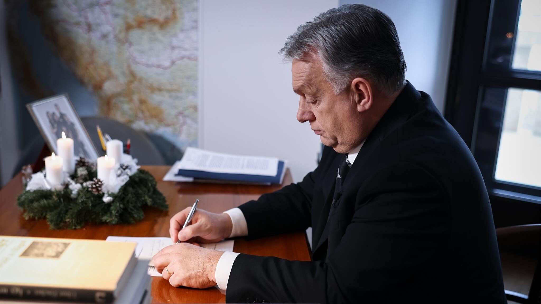 Ez a prés erős volt: Orbán már alá is írta, kiszálltunk a kémbankból