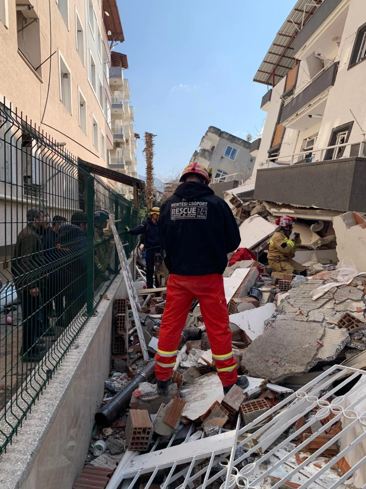 Borzasztó körülmények között mentik az életeket a magyarok Törökországban_5