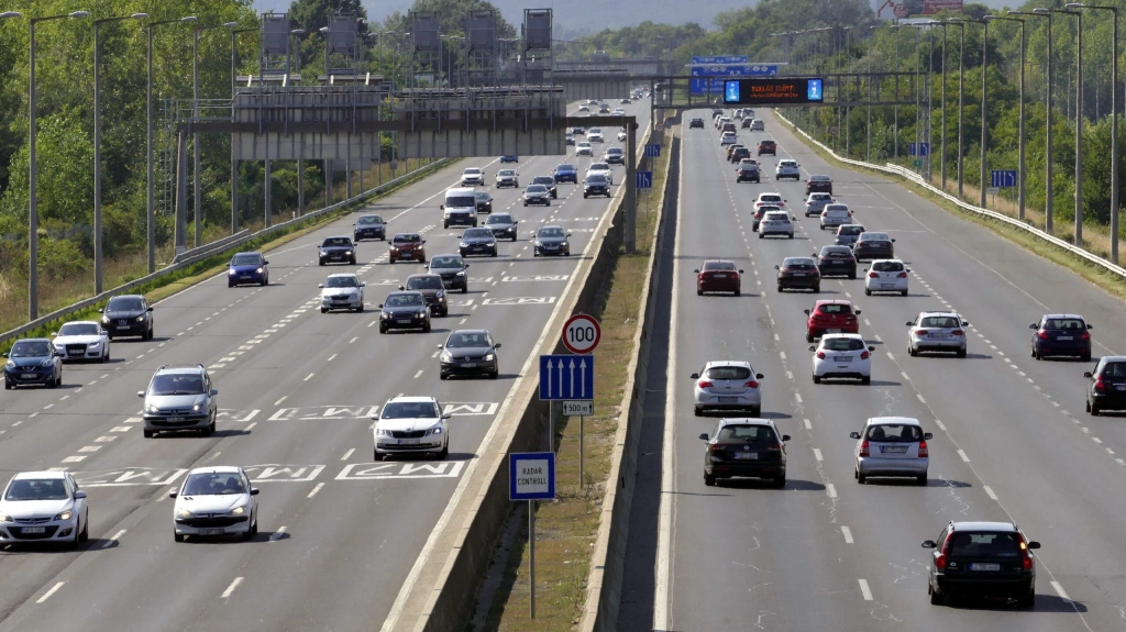 Ezért látni kevesebb autót a magyar utakon
