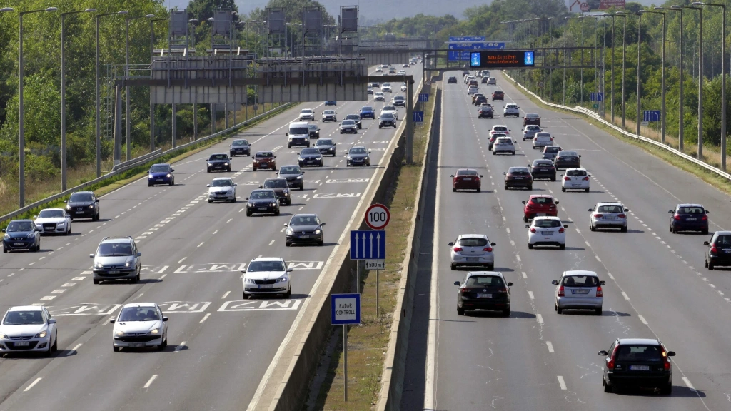 Ezért látni kevesebb autót a magyar utakon