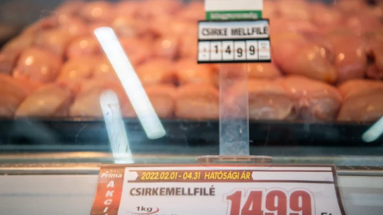 Jön a 2600 forintos csirkemell? Fontos döntést hoz ma a kormány