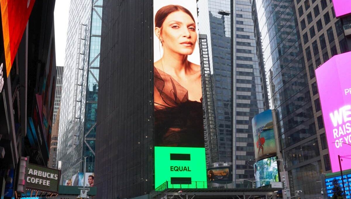 Magyar énekesnő a Times Square óriáskivetítőjén, fontos programba választották be