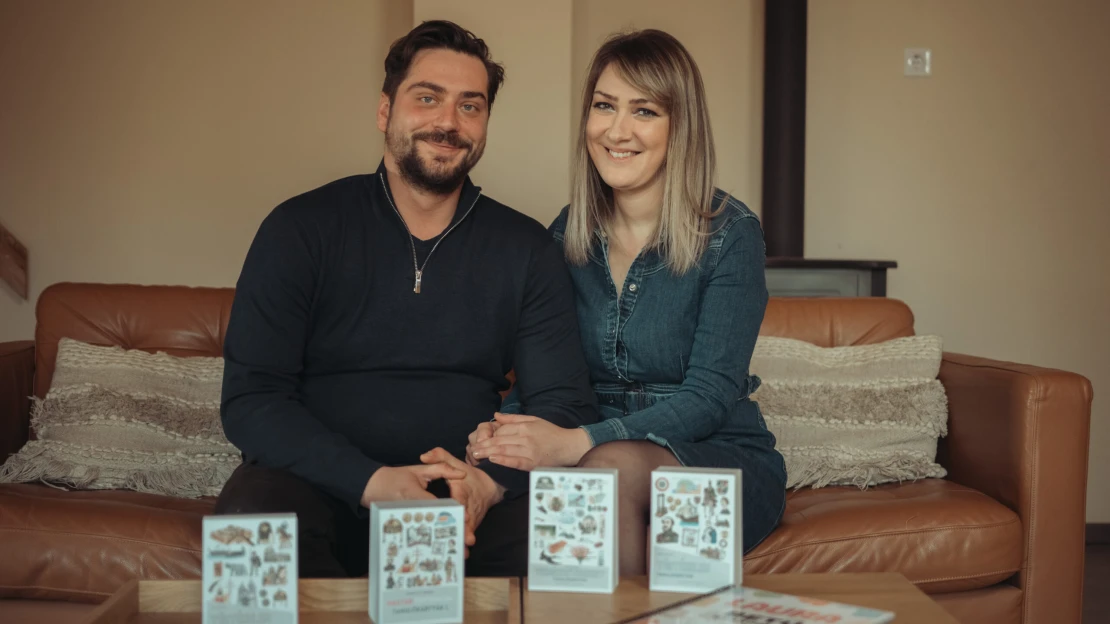 Egy idegesítően lassú nyomtatóval és egy sima papírvágóval kezdték, mára több mint ezer diáknak segítettek a tanulókártyáik