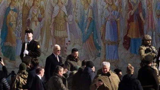 Irányt váltott Biden gépe: Kijevben landolt