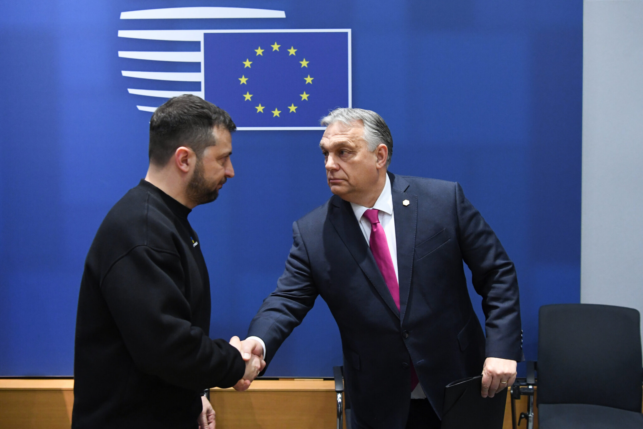 Zelenszkij meghívta Orbánt Kijevbe, aki továbbra sem szállítana fegyvert Ukrajnába