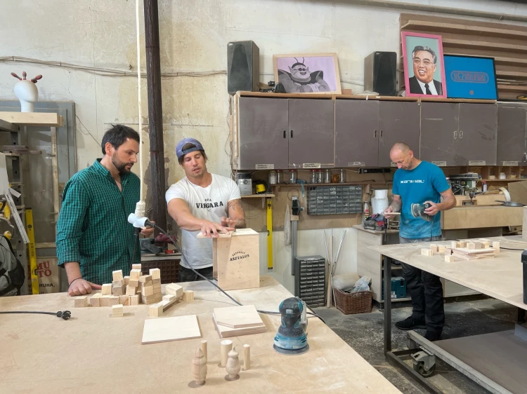 Még az ötvenes pasik is élvezik a hímzést –  aranykorát éli a workshopláz_1