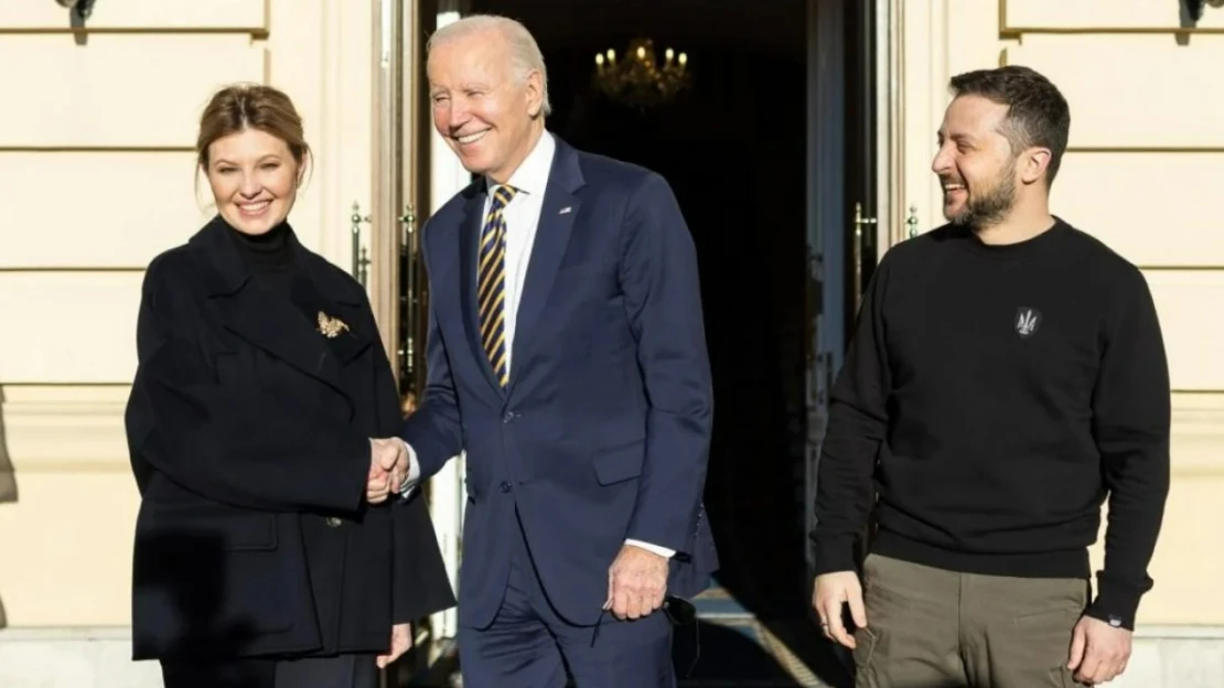 Még több fegyver és szankció ígéretével érkezett Biden Kijevbe