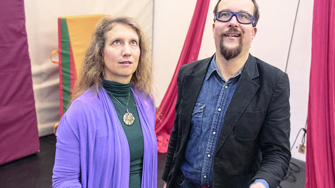 Több magasba dobott tüzes botoknál