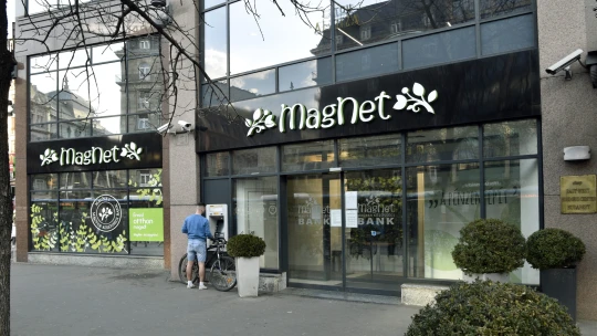 Új bank jött be a piacra, de a Sopron Bank ügyfelei nem mennek sehova – hogy is van ez?