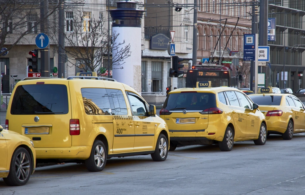 Brutálisan drágul a budapesti taxizás hétfőtől