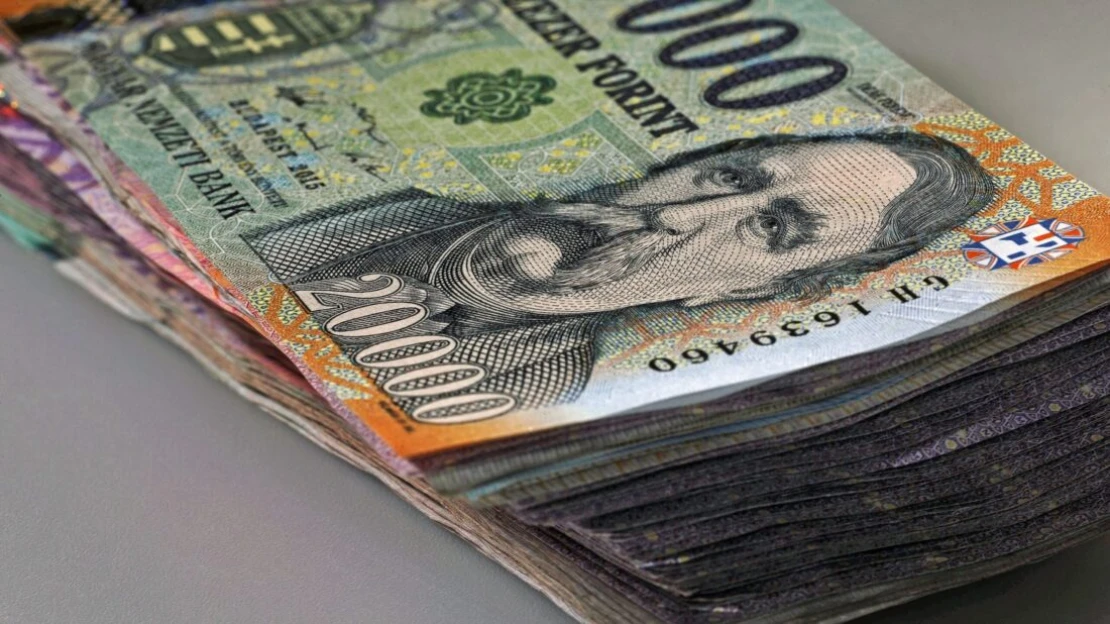 Kivár a forint