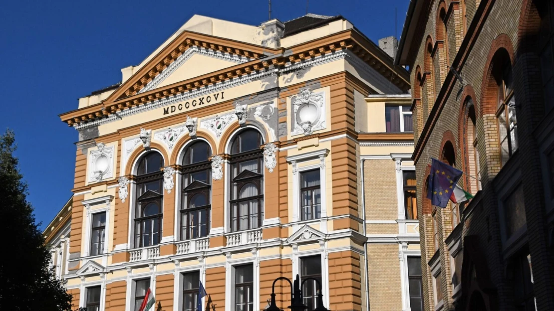 Hogy lett megoldva a kuratóriumok ügye? Kormánytagok helyett Mészároshoz és Tiborczhoz köthető emberekkel