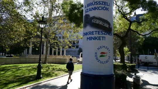 Plakátok: a főváros alig keres rajta, de van egy milliárdos, akinek nagyon jó üzlet