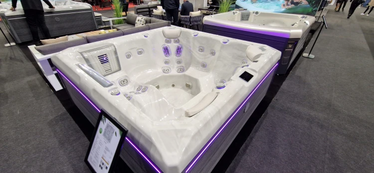 Tízmilliós jacuzzitól, az AI fűnyíró-Ferrarin és húsevő növényen át a disznószoborig_14
