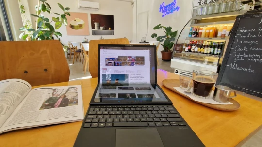 Menő vagy gagyi a hajlítható kijelzőjű luxus laptop? Egyáltalán van bármi értelme?