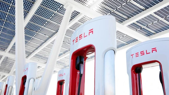 Már jövő héttől fizethetnek a magyar Tesla-tulajdonosok: vége az ingyenességnek