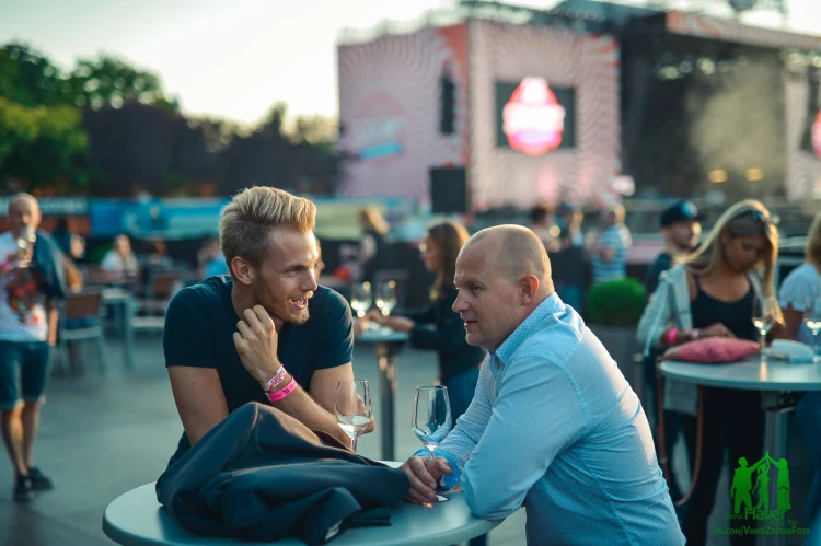Évi 40 millió bevétele van azzal, hogy összebarátkoztat embereket, és elhozza a mindennapjaikba a Sziget fesztivált_11