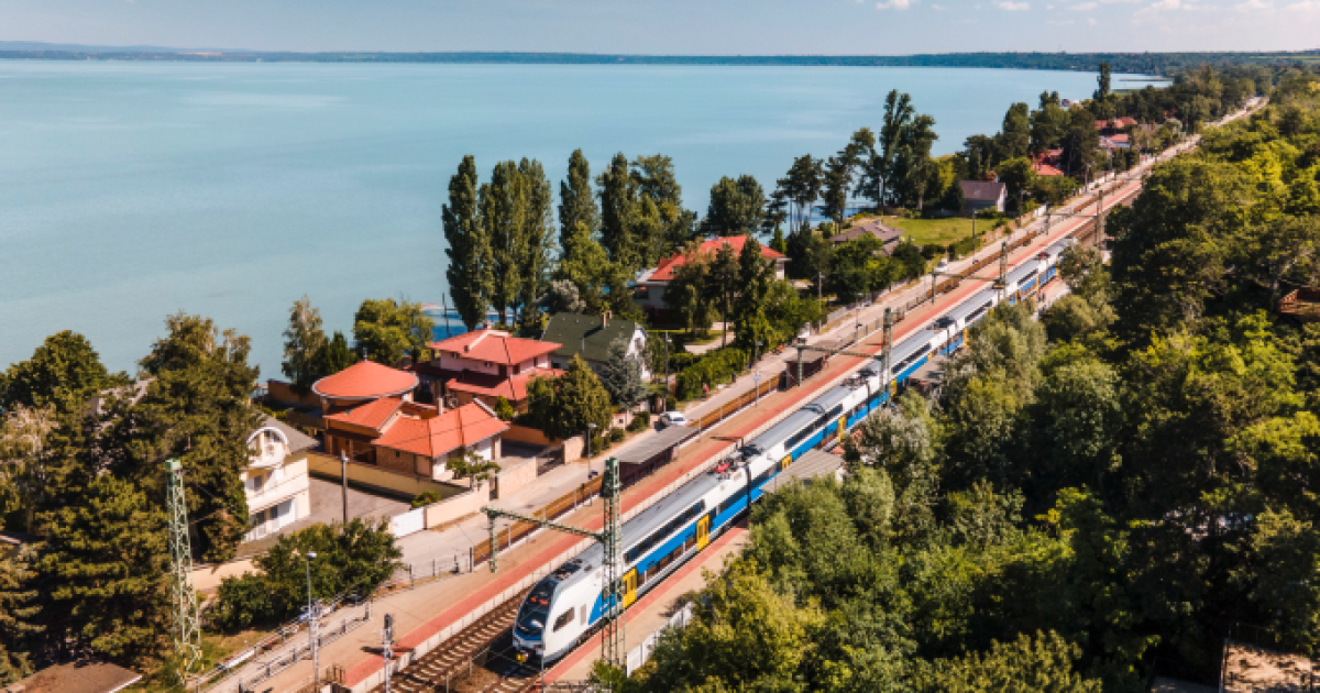 Így vonatozz a Balatonra, ha nem akarsz nagyon ráfázni, vagy megfőni