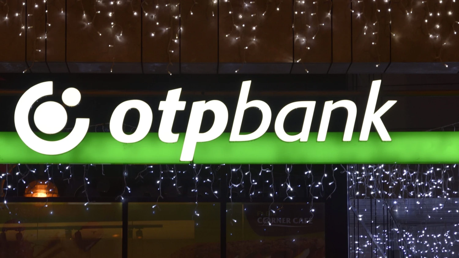 Több évtizede ő az ország bankára, most őt és a bankját is díjazták