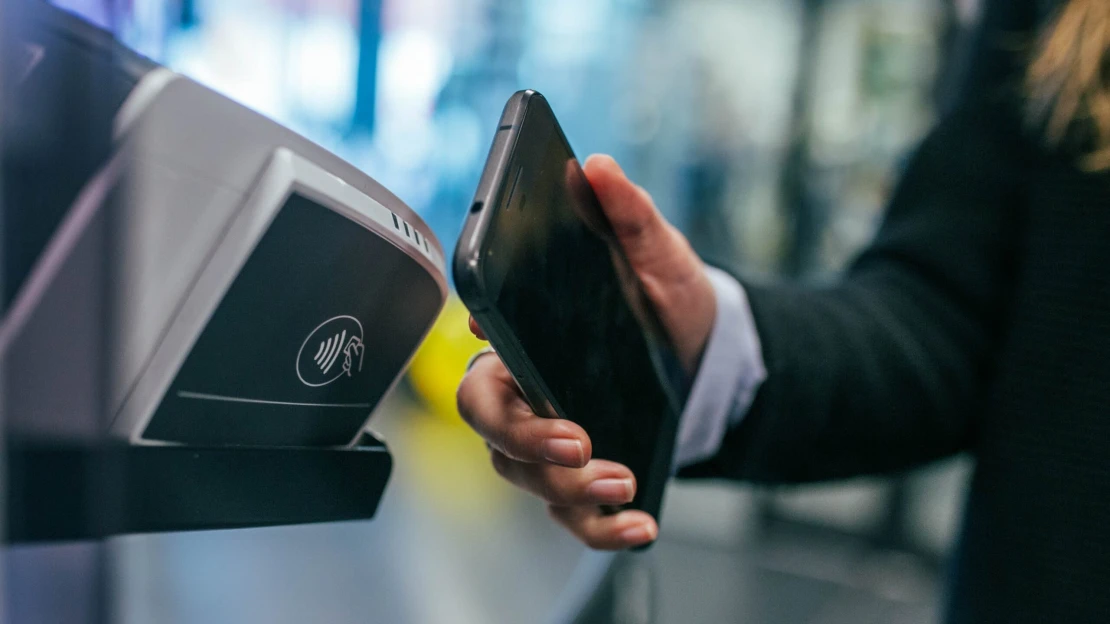 Nem áll meg az online térben, a boltokban is hódítana a magyar fintech