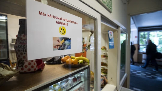 Látványosan emelkedtek a fizetések, de továbbra is kevesebbet érnek