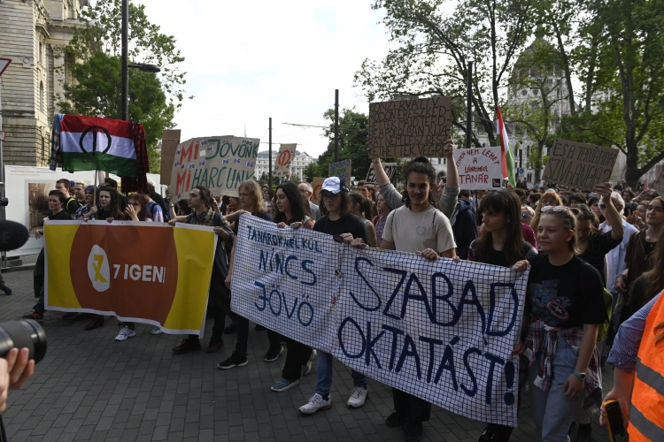 Eközben a szomszédban: 150 ezer tanár sztrájkol egyszerre