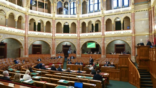 Veszélyhelyzet: ma újból meghosszabbíthatja az Országgyűlés
