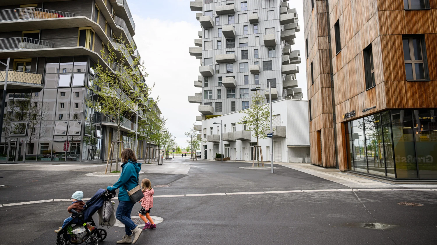 Babakocsival közlekedő nő Bécs 22. kerületében, Aspern-Seestadtban. Fotó: Sebestyén László