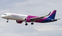 A jegyár marad, mégis jelentősen drágulnak a fapados repülőutak: ezen keres a Wizz és a Ryanair