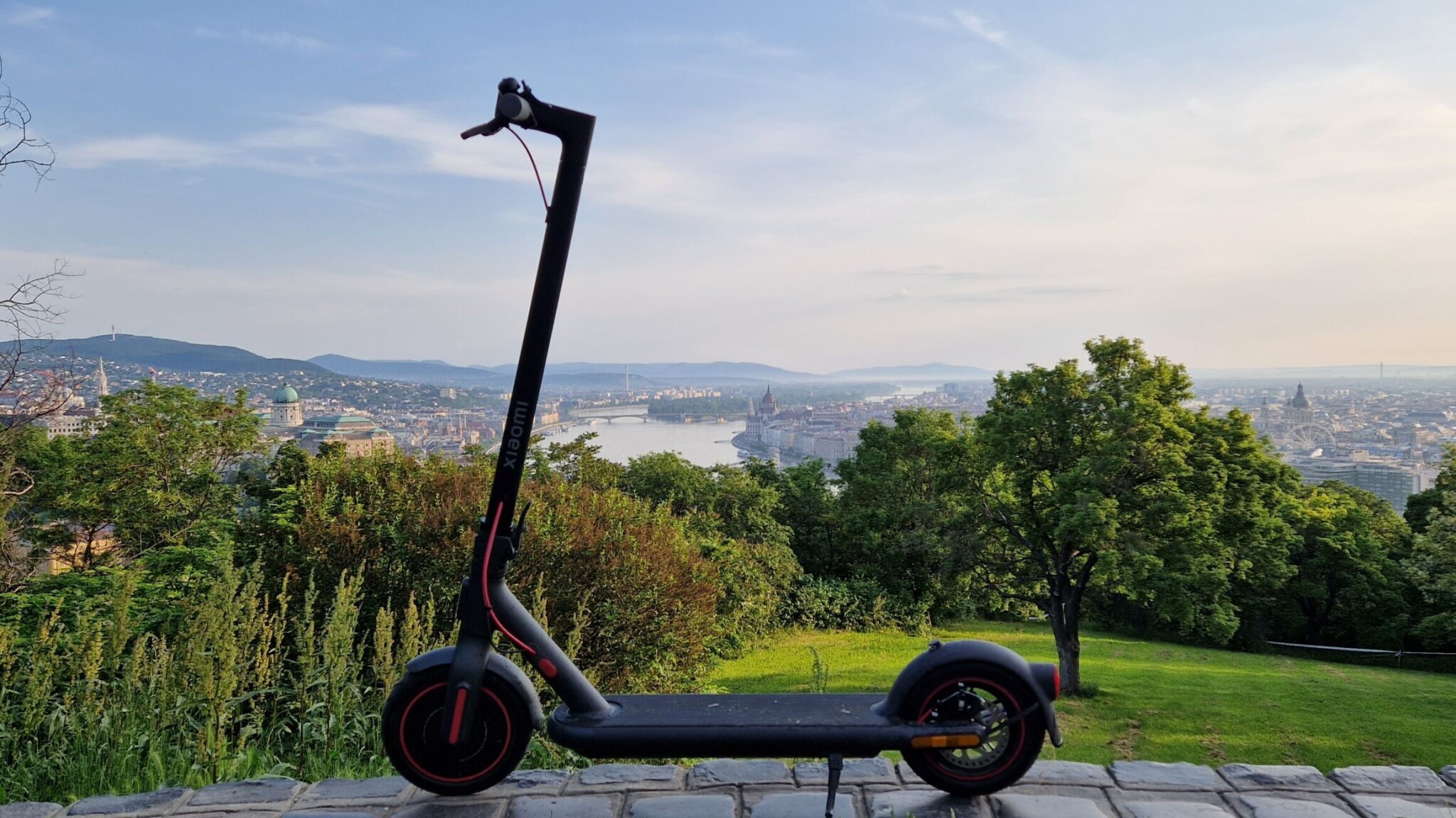Egy e-roller, ami kitűnő választás a dimbes-dombos Budapestre. Kérdés, hogy van-e rá 250 ezrünk