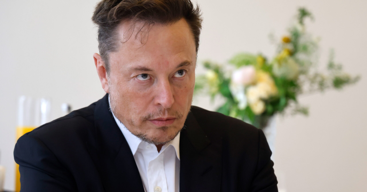 Éppen Elon Muskot támadja be Kína