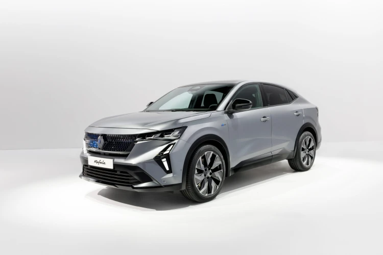 A felhőhöz kapcsolják és a repülés előtt tiszteleg a Renault új modellje. Párizsban néztük meg, mit tud_4