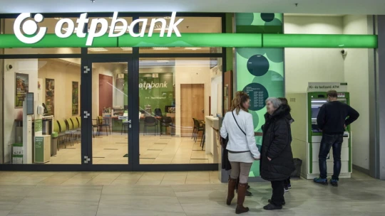 Ügyfeleire hárítja a tranzakciós illeték emelését Csányi bankja