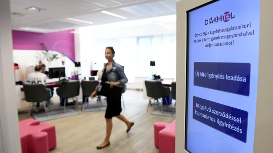 Este jelentősen megemelte a kormány a diákhitel kamatát