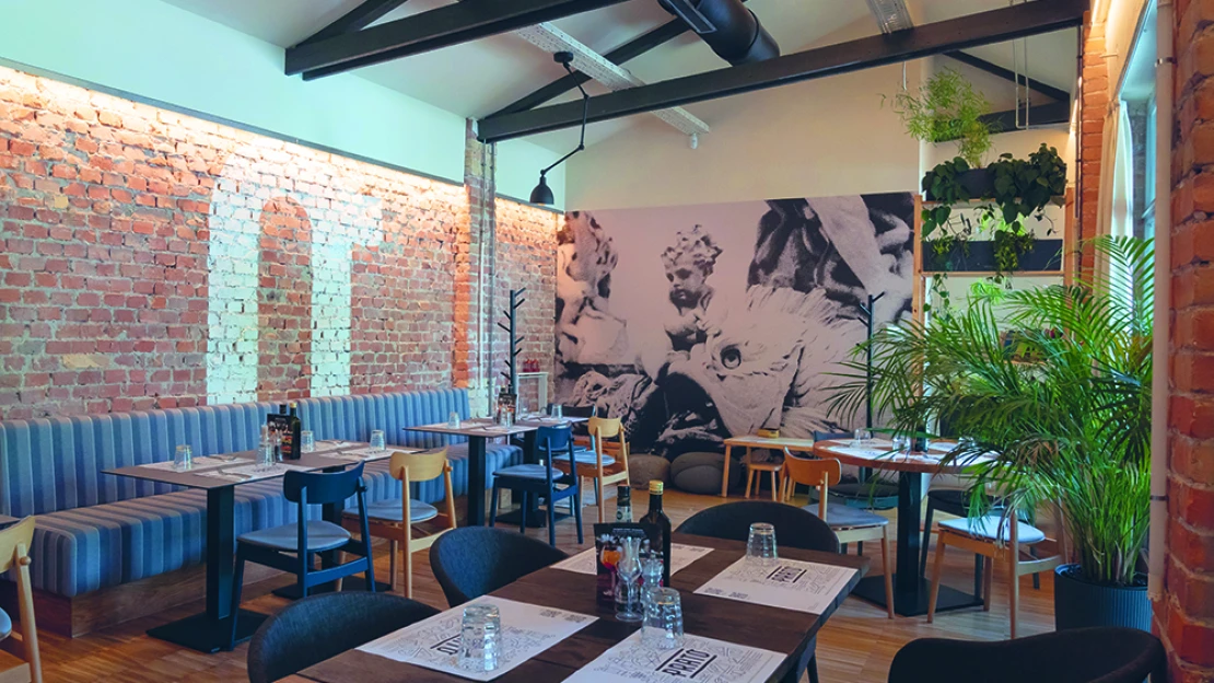 Tányérok a város szélén