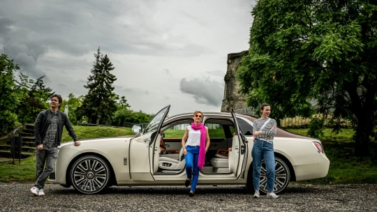 Az autód feltűnő, de te csak észrevétlenül suhanj – ilyen, amikor Rolls Royce sofőr vagy (egy napig)