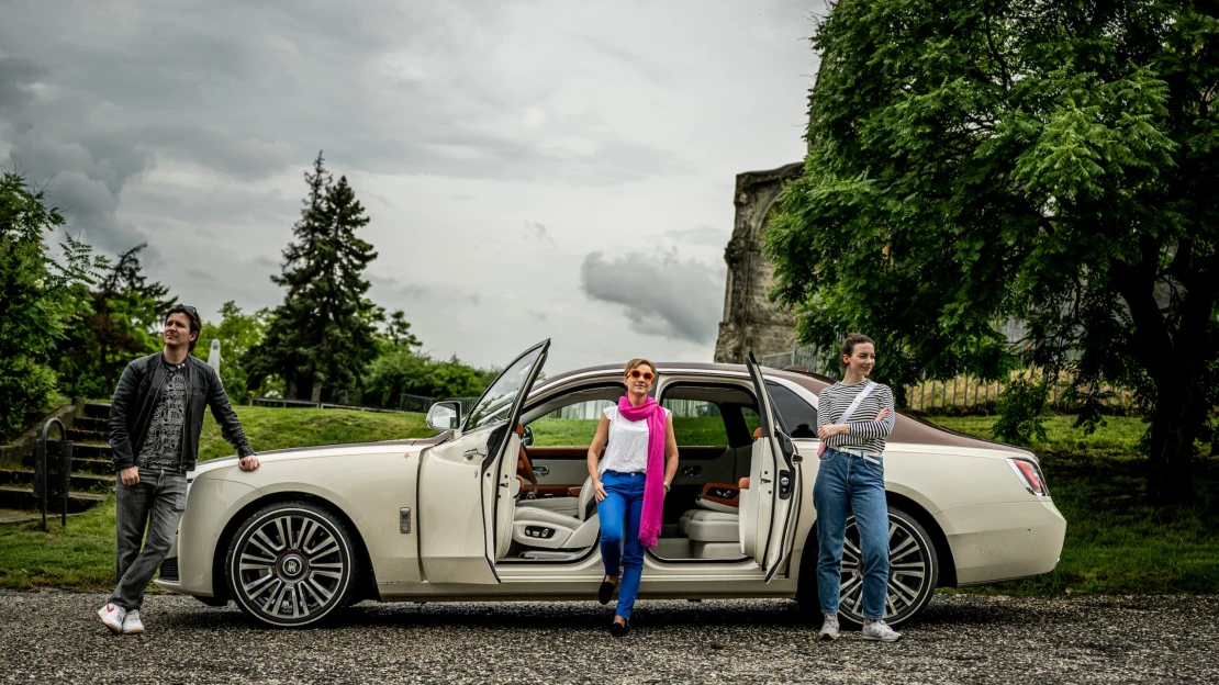 Az autód feltűnő, de te csak észrevétlenül suhanj – ilyen, amikor Rolls Royce sofőr vagy (egy napig)