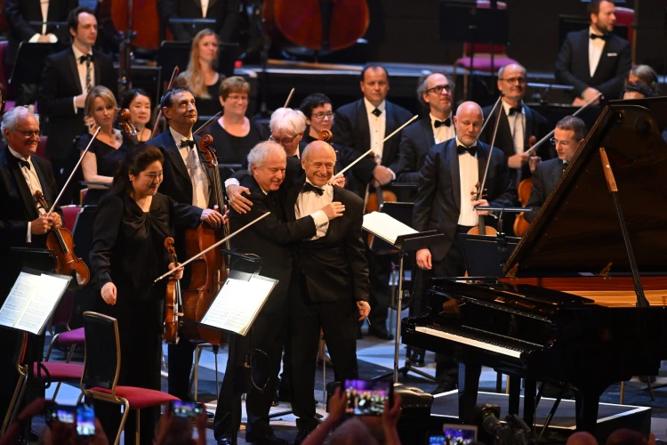 Más ezt nem merte volna megtenni – Fischer Iván ujjongásig bemozgatta a Royal Albert Hall közönségét_1