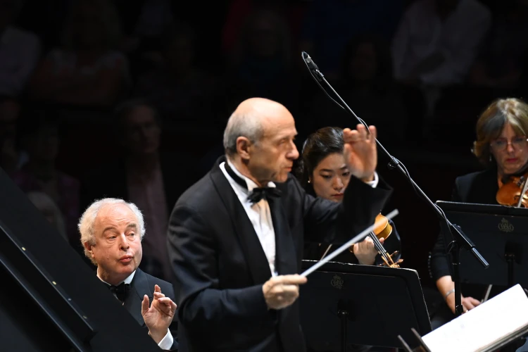 Más ezt nem merte volna megtenni – Fischer Iván ujjongásig bemozgatta a Royal Albert Hall közönségét_11